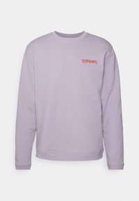 Felpa a maniche lunghe col girocollo in color lilla con piccolo logo testuale rosso "Les Benjamins" sul lato sinistro del petto.