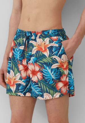 Blumige Badeshorts mit einem lebendigen tropischen Muster in Blau, Rot und Grün, elastischem Bund und seitlichen Taschen für zusätzlichen Komfort.