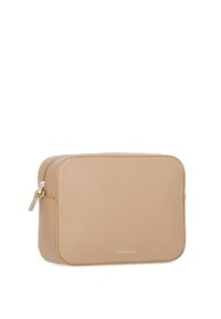 Borsa cosmetica in pelle beige con texture liscia, forma rettangolare, chiusura con zip e logo sulla parte frontale. Accenti in metallo dorato.