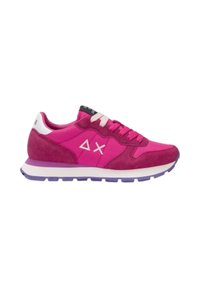 Roze sport schoenen met een mix van gestructureerd suede en stof, witte accenten, een paarse zool en een geometrisch logo aan de zijkant.