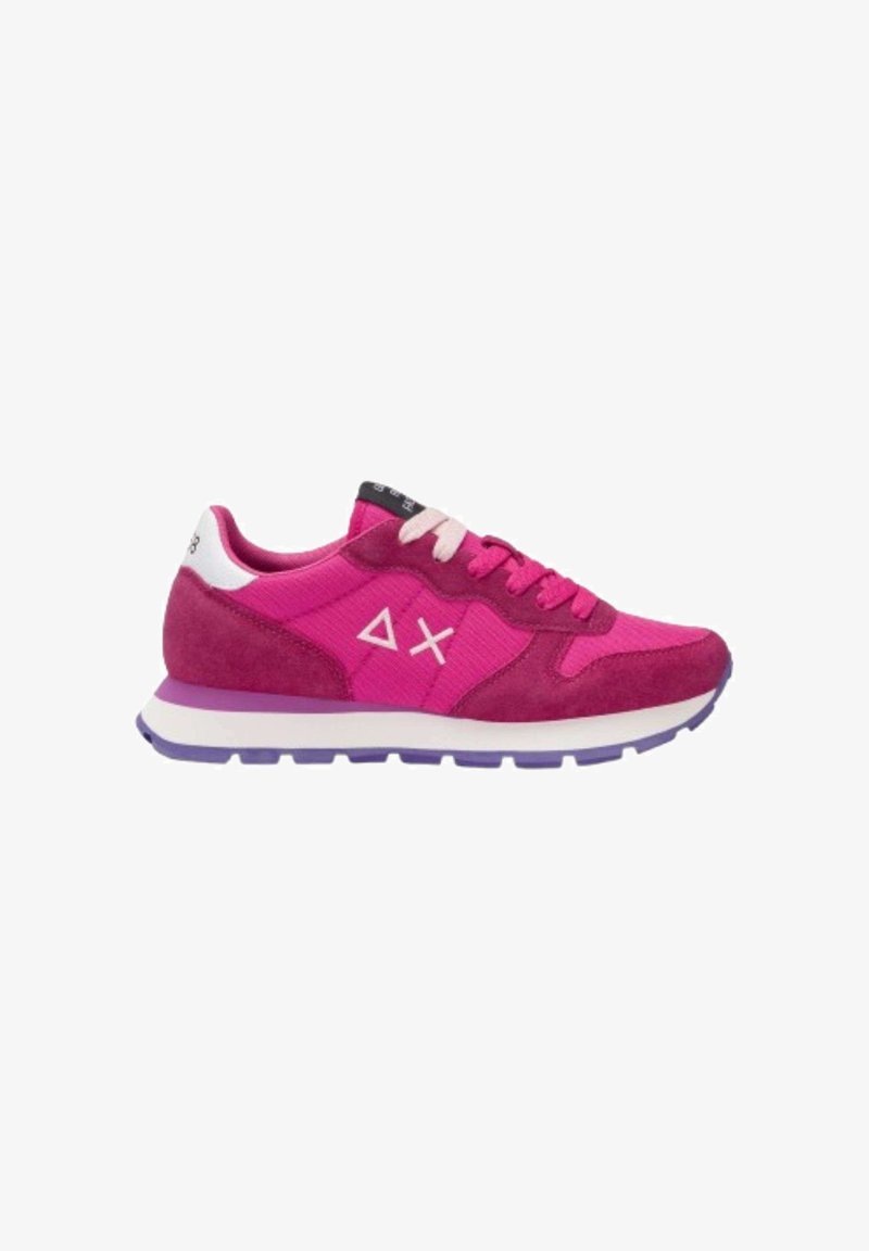 Roze sport schoenen met een mix van gestructureerd suede en stof, witte accenten, een paarse zool en een geometrisch logo aan de zijkant.