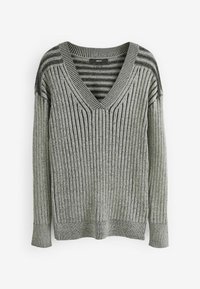 Pull en tricot gris clair avec un col en V, présentant une texture côtelée verticale et des accents rayés sur les épaules. Manches longues et poignets ajustés.
