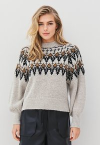 Jasnoszary sweter z okrągłym dekoltem, z geometrycznym wzorem w kolorze czarnym, brązowym i kremowym. Ściągacze przy mankietach i dolnym brzegu, luźny krój.