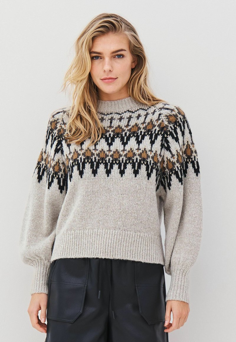 Jasnoszary sweter z okrągłym dekoltem, z geometrycznym wzorem w kolorze czarnym, brązowym i kremowym. Ściągacze przy mankietach i dolnym brzegu, luźny krój.