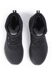 Zapatos negros impermeables con un diseño de caña alta, tela texturizada, cuello acolchado y cordones elásticos para un ajuste seguro; detalle de suela de goma.