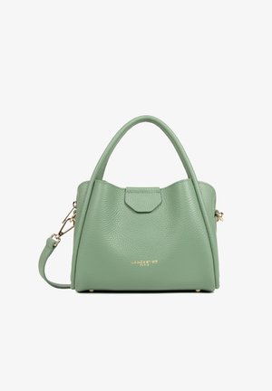 Sac à main en cuir vert texturé avec double poignée, bandoulière amovible et ferrures dorées, portant l'étiquette Lancaster Paris à l'avant.