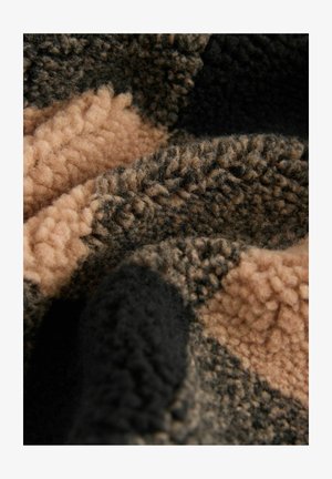 Tumepruun, helebeež ja must fliiskate. Pehme tekstuur ja plüüsviimistlus koos erinevate värviplekkidega, mis loovad mugava välimuse.