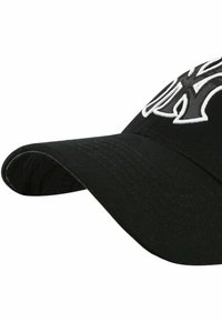 Schwarze Baseballmütze mit gebogenem Schirm, ausgestattet mit weißen gestickten Logodetails auf der Vorderseite und strukturiertem Stofffinish.