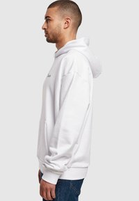 Merchcode IT BEATS LOUD ULTRA HEAVY - Hoodie - white