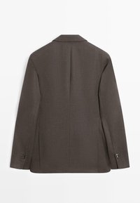 Blazer marrone sartoriale con spacco singolo sul retro, rever con intaglio e polsini con bottoni. Texture liscia e vestibilità strutturata.
