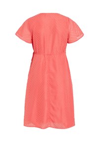 Korálové šaty s textúrovaným chevron vzorom, krátkymi rukávmi, zúženým pásom a dĺžkou po kolená. Zadný pohľad ukazuje čist�é línie a jednoduchý dizajn.