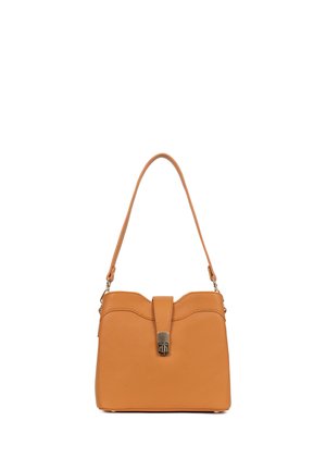 Sac à bandoulière en cuir fauve avec une sangle unique et un rabat avant avec une fermeture à boucle métallique sur fond blanc.