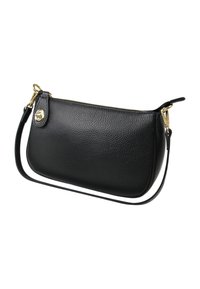 Zwarte leren clutch met een gepolijste textuur, gouden rits en afneembare schouderriem. Voorzien van een ronde logo-accessoire aan de zijkant.