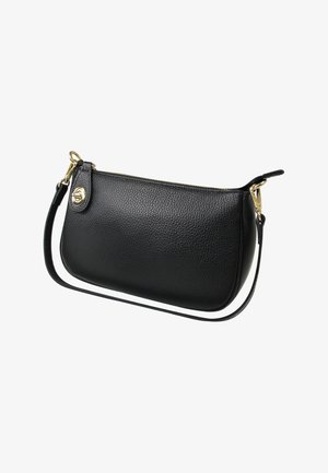 Schwarze Leder-Clutch mit genoppter Struktur, goldenem Reißverschluss und abnehmbarem Tragegurt. Mit runder Logo-Hardware an der Seite.