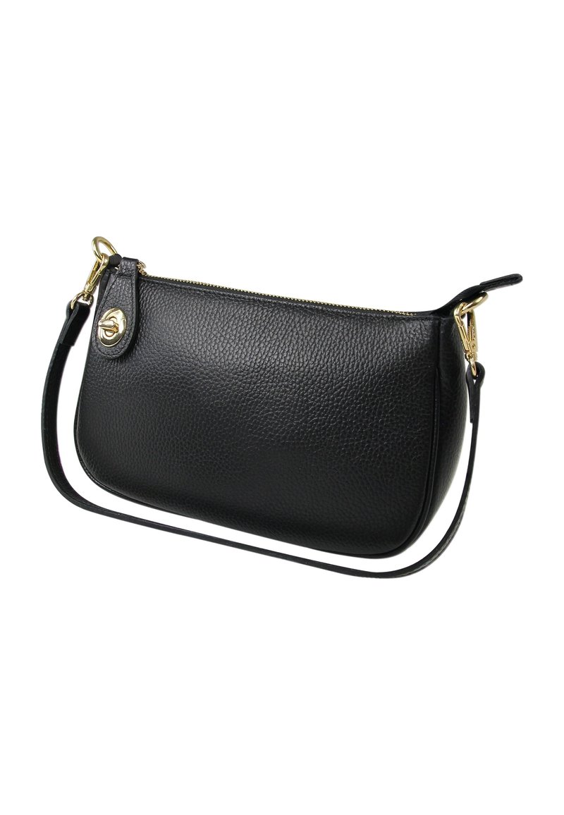 Zwarte leren clutch met een gepolijste textuur, gouden rits en afneembare schouderriem. Voorzien van een ronde logo-accessoire aan de zijkant.