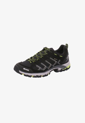 Chaussure de randonnée noire avec des accents gris, tige texturée et lacets verts. Dispose d'une semelle robuste pour une bonne traction et d'un capuchon de protection renforcé.
