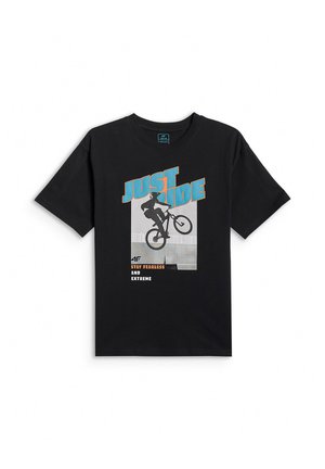 Czarna koszulka z grafiką rowerzysty wykonującego skok i tekstem „JUST RIDE” dużymi niebieskimi literami oraz „Stay fearless and extreme” poniżej.