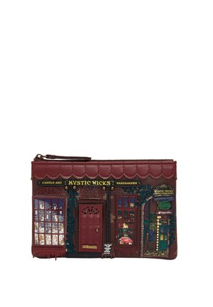 Portaoggetti con cerniera color bordeaux progettato come la facciata di un negozio di candele, con finestre dettagliate, porta e insegna con la scritta "Mystic Wicks Wandmakers".