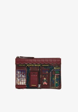 Pochette à zip bordeaux conçue comme la façade d'une boutique de bougies avec des fenêtres détaillées, une porte, et une enseigne indiquant "Mystic Wicks Wandmakers".