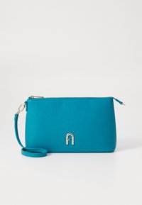 Tyrkysová kabelka typu clutch s hladkou textúrou, zlatým kováním, zipsovým uzáverom a odnímateľným zápästným popruhom. Zaoblený obdĺžnikový tvar.