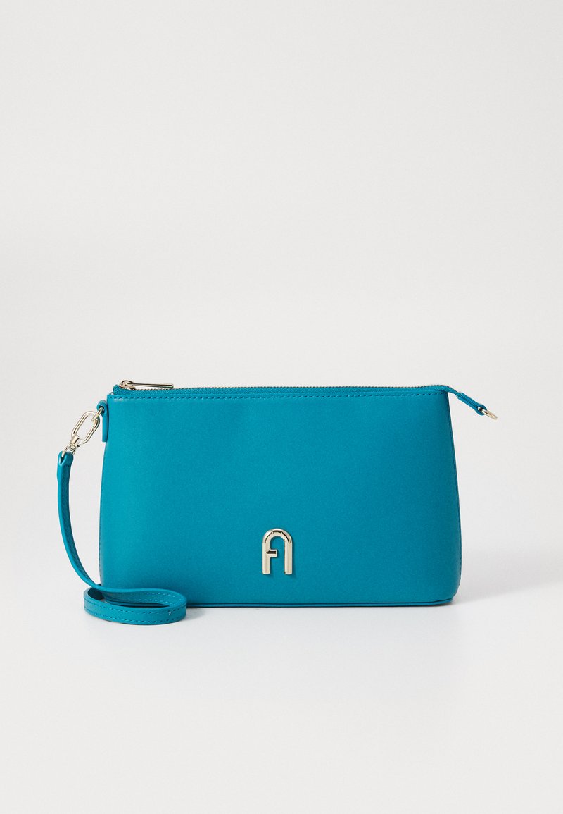 Borsa a pochette turchese con una texture liscia, hardware dorato, chiusura a zip e tracolla removibile. Forma rettangolare arrotondata.