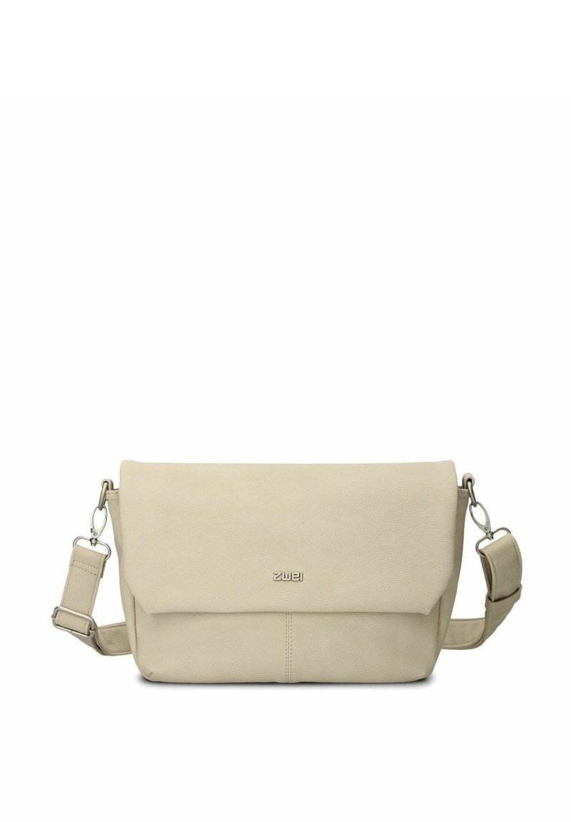 Beige Leder Schultertasche mit Klappenverschluss, verstellbarem Tragegurt, dezenten Nähten und geprägtem Markenlogo auf der Vorderseite.