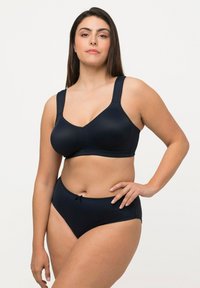 Ensemble de bikini noir comprenant un soutien-gorge sans fil avec des larges bretelles et un bas taille haute, tous deux en tissu lisse et extensible.