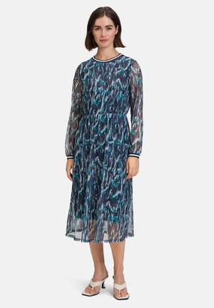 Langärmliges Kleid mit einem strukturierten, blau-weißen abstrakten Muster, runder Halslinie, taillierter Taille und fließender Silhouette.