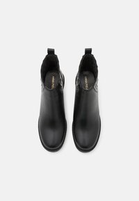 Bottines en cuir noir avec une finition lisse, bout rond, panneaux latéraux élastiques et languettes pour un enfilage facile.