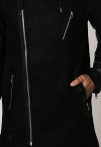 Black Kaviar Zimní kabát - black