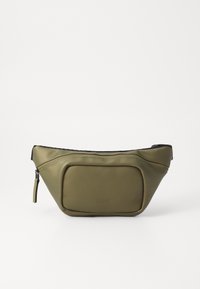 Olivegrünes, wasserdichtes Bauchtäschchen mit geschwungenem Design, Reißverschluss und einer Fronttasche. Besitzt eine glatte Textur und ein dezentes Markenlogo.