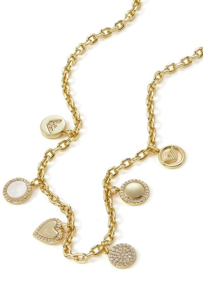 Zlatý řetízek s kulatými přívěsky, který obsahuje různé textury a povrchové úpravy, včetně akcentů ze skleněných kamínků a hladkého smaltu.