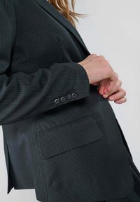 Donkere gestreepte blazer met een enkele borstzak, drie knopen aan de mouw en een gestructureerde stof, slim fit.