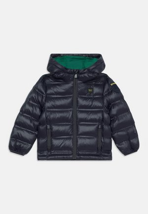 Pufferjack met een donkerblauwe buitenkant, groene binnenvoering, ritssluiting aan de voorkant en elastische manchetten. Beschikt over een patch en twee zijzakken.