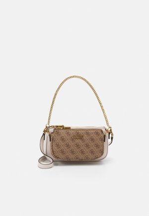 Lille beige og brun Guess håndtaske med monogrammønster, guldkædehåndtag og en aftagelig hvid læderrem.