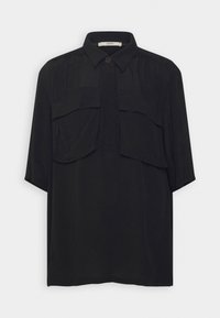 Schwarze kurzärmelige Bluse mit zwei Brusttaschen, knöpfbarem Kragen und weicher Textur. Glattes Gewebe mit leichtem Glanz und lässiger Passform.
