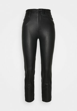 Črne usnjene hlače iz umetnega usnja z visoko pasom, ožjim krojem in minimalnimi šivi. Imajo pet žepov in gladko teksturo.