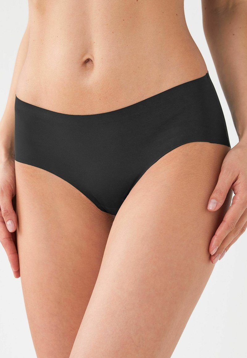 Zwarte hipster onderbroek van een soepele, rekbare stof. Heeft een eenvoudig ontwerp met een gemiddelde taillehoogte en geen zichtbare naden.