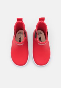 Une paire de bottes pour enfants étanches, de couleur rouge vif, avec des semelles blanches, des panneaux latéraux élastiques, des languettes de traction et la taille 22 imprimée à l'intérieur.