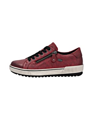 Rote Ledersneaker mit strukturierter Oberfläche, schwarzen Schnürsenkeln, seitlichem Reißverschluss und weißem Gummisohle mit Streifen.