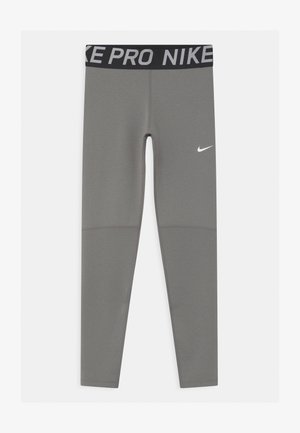 Šedé sportovní legíny s černým pasem zdobeným textem "NIKE PRO". Jemné detaily švů a malé bílé logo Nike Swoosh na stehně.