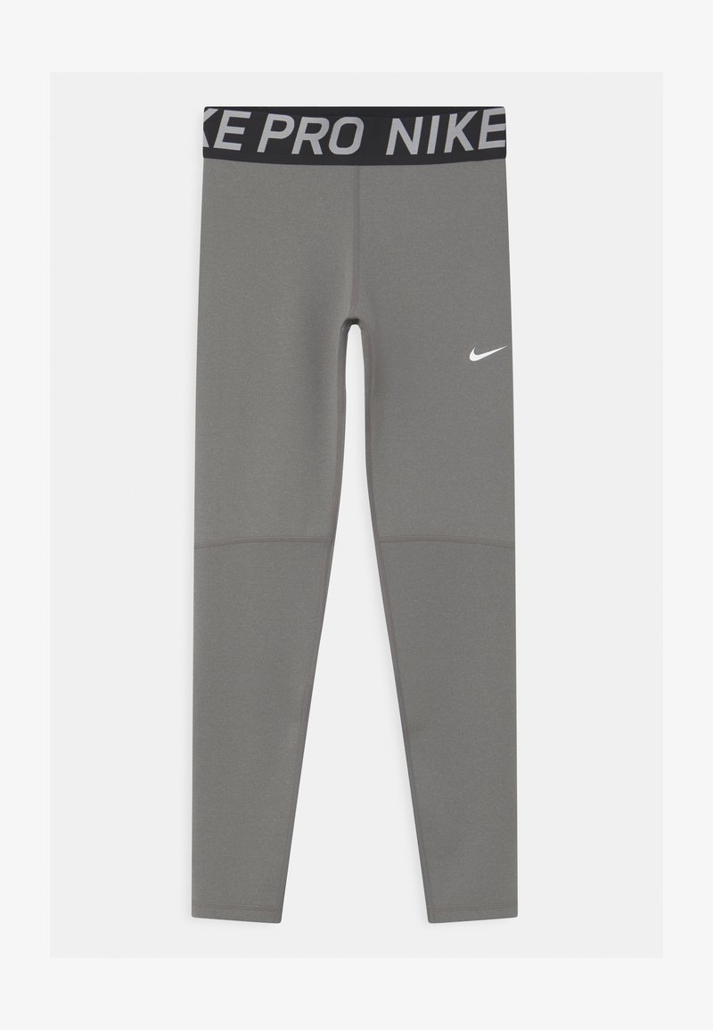 Pelēkas sporta leggingas ar melnu jostu, uz kuras ir uzraksts "NIKE PRO". Smalki šuvju akcenti un neliels balts Nike Swoosh logo augšstilbā.