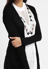 Kaffe Chaqueta de punto - black