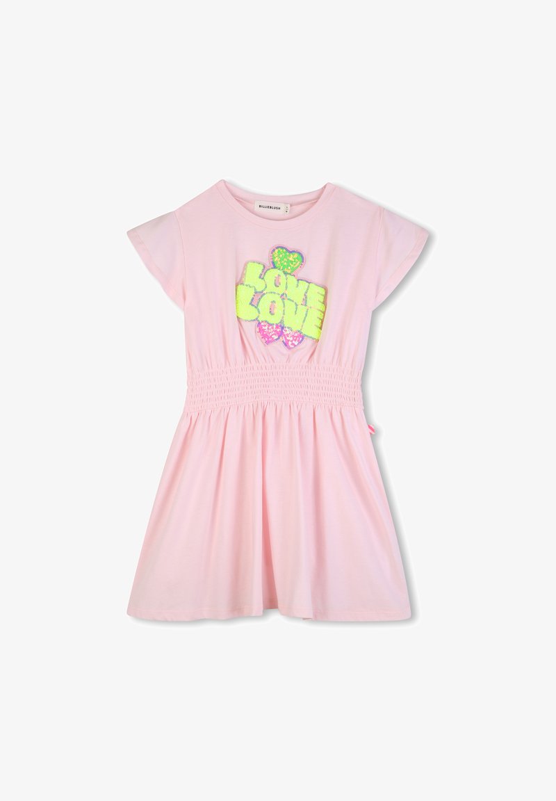 Ροζ βαμβακερό φόρεμα με κοντά μανίκια, σφηκοειδή μέση και γραφικό "LOVE" σε πράσινο χρώμα με γυαλιστερές λεπτομέρειες. Λεία υφή, casual σχεδιασμός.