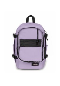 Mochila de tela púrpura con detalles en negro, que cuenta con un bolsillo frontal con cremallera, correas ajustables y bolsillos de malla laterales para botellas de agua.