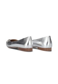 Zilveren ballerina's met een gladde metallic afwerking, ronde neus en een kleine houten hak. Kenmerkt zich door een decoratieve accent aan de neus.