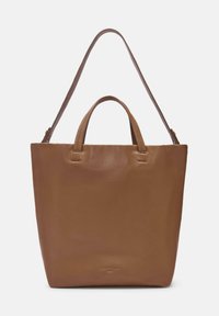 Bruine leren tote bag met twee korte handvaten en een verstelbare lange schouderriem, met een gladde textuur en eenvoudig, gestructureerd ontwerp.