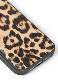 Etui na telefon w panterkę z teksturowanym beżowo-czarnym wzorem, czarną ramką i otworami na porty.