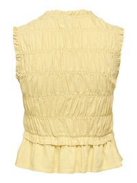 Žltý tielkový top s nariasenou látkou, volánikovými okrajmi na ramenách a leme, zobrazený zo zadnej strany.