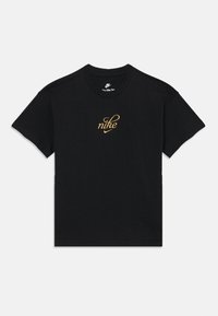 Melna kokvilnas T-kreklā ar īsām piedurknēm, ar zelta kursīvas "nike" logo priekšpusē. Apaļa kakla izgriezums ar klasisku piegriezumu.